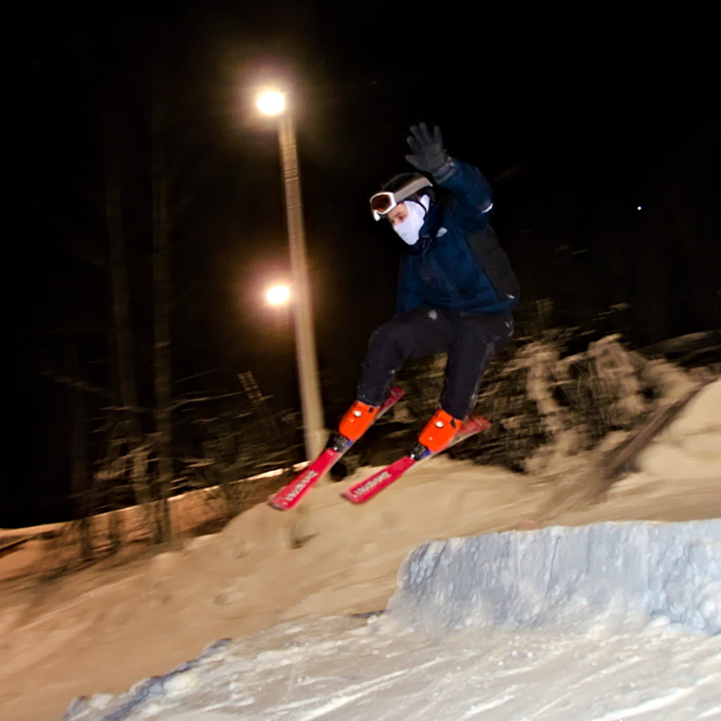 Frode Lantz grabar med slalomskidor på Germundö Alpin, Åland.