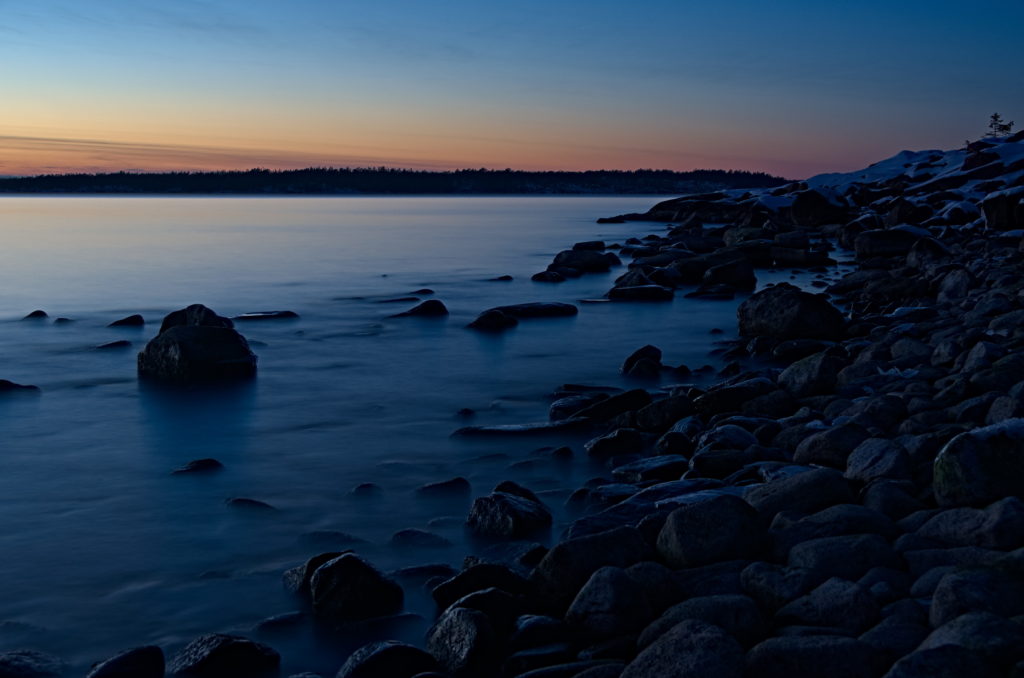 Lång exponering från ett kallt Gregersö mot Kungsö, Åland.