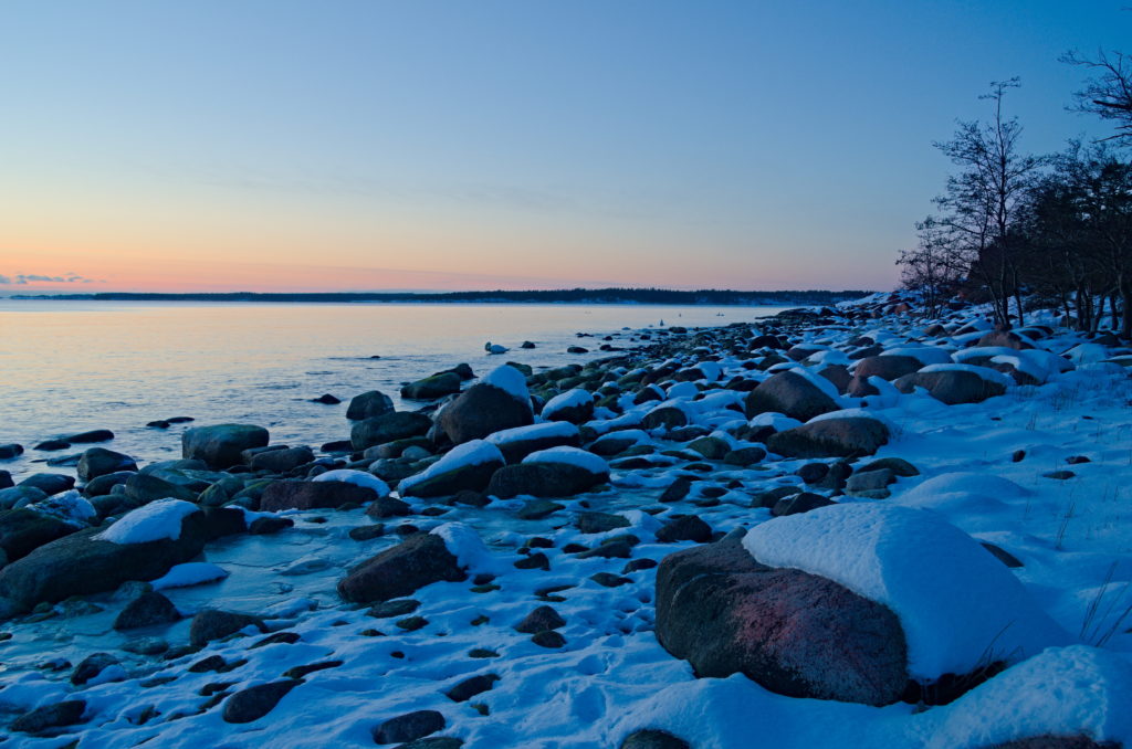 Gregersös strandlinje utanför Mariehamn i snö och kyla. 
