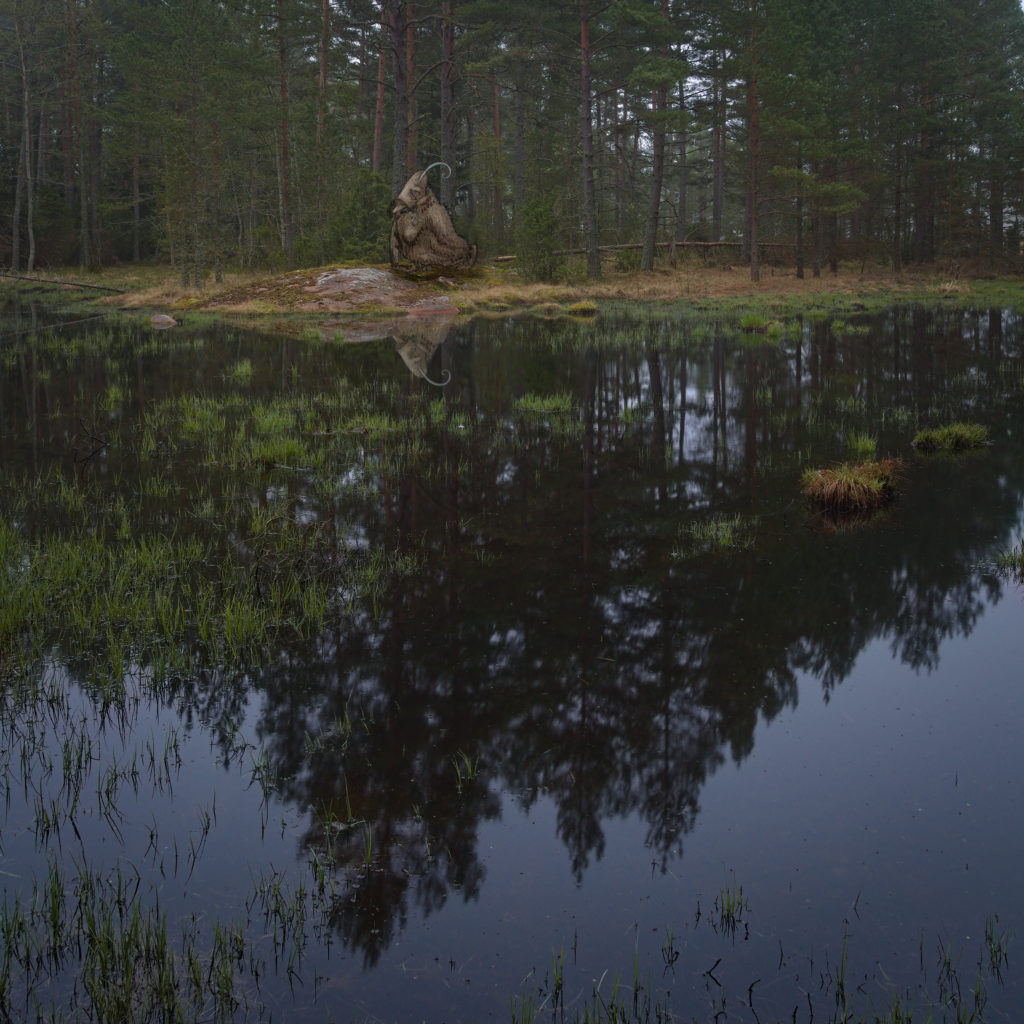 John Baures troll lufsar fram längs kärrets vatten. Åland. 