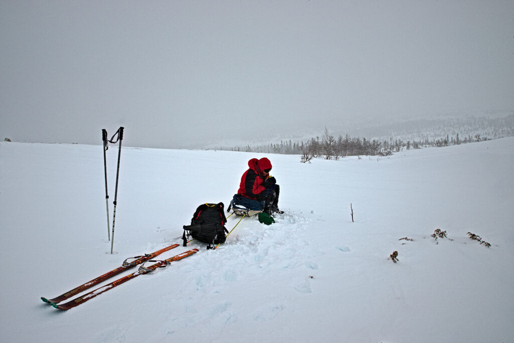 Stefan Lomner tar en fika på Stor-Uckuvålens norra utlöpare mulet vinterväder.