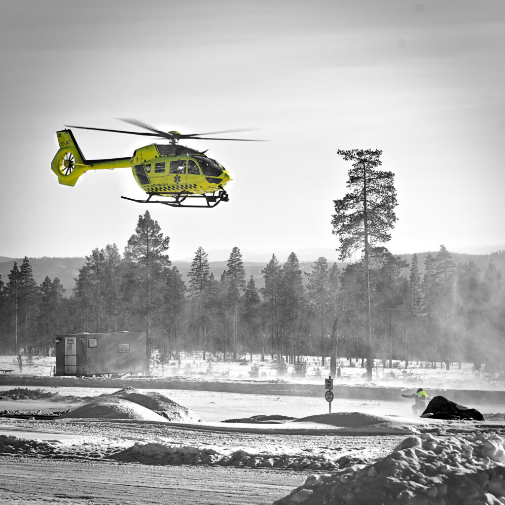 Ambulanshelikopter landar på en parkering på Idre Himmelfjäll,