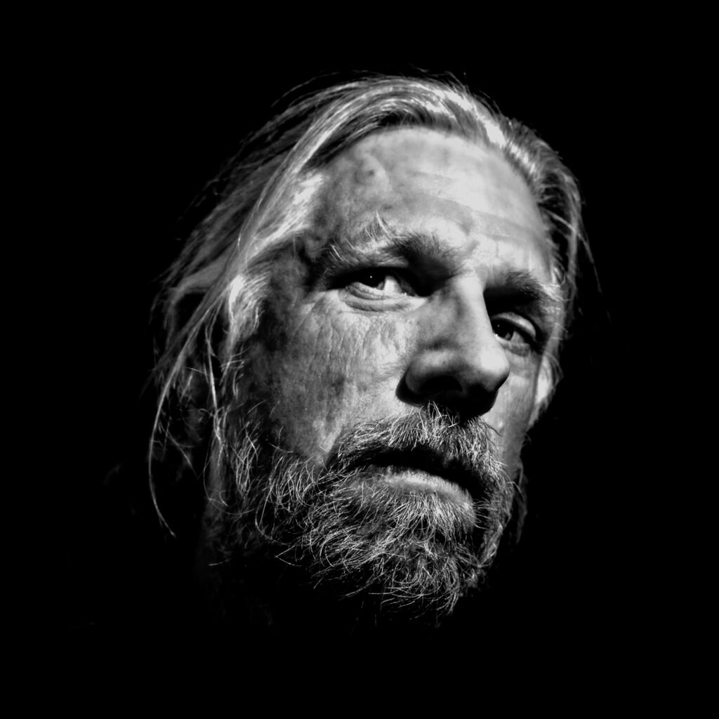 Självporträtt Stefan Lomner i Dragan-stil i svartvitt.