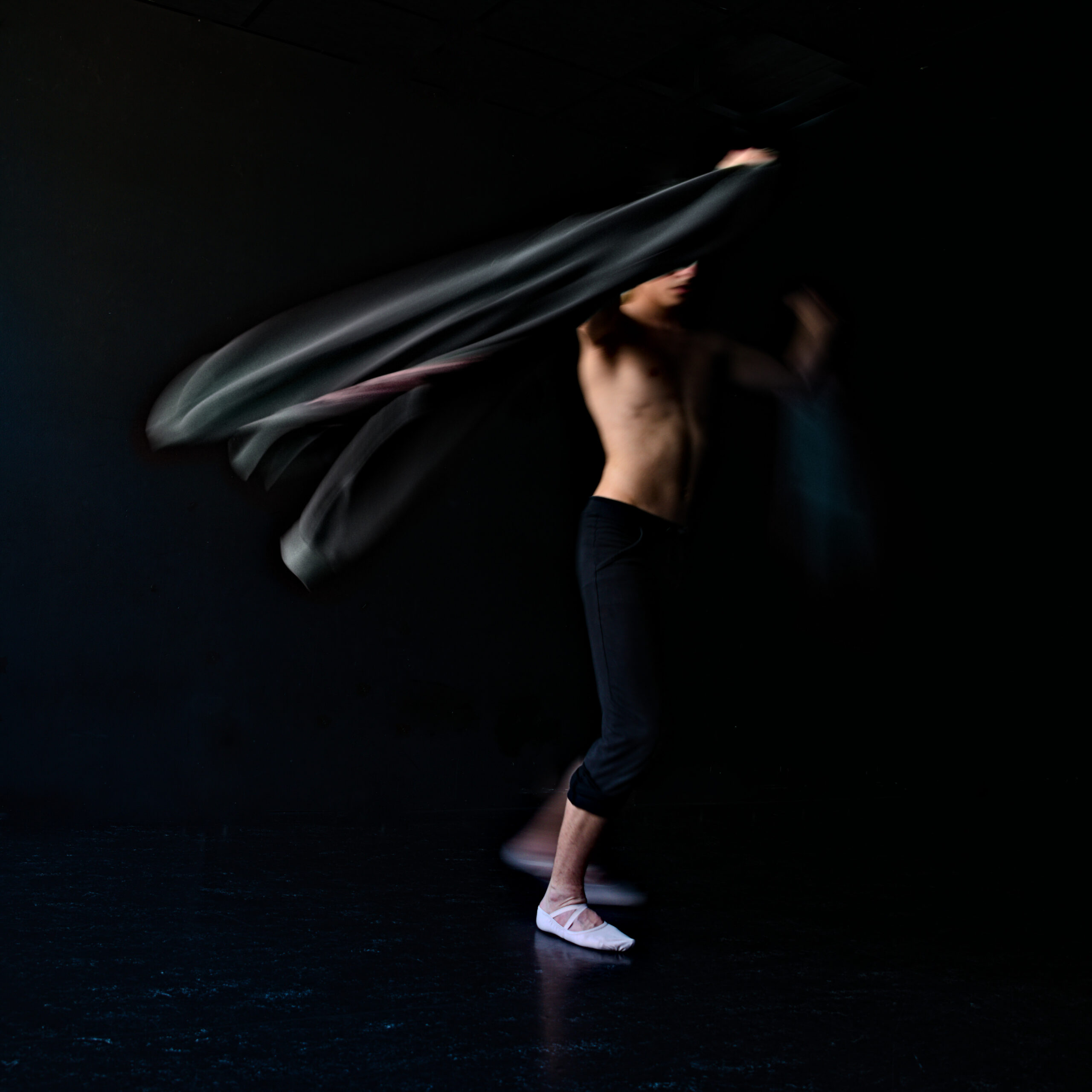 Mio Lomner tolkar vågor genom dans, black box, Kulturama, Stockholm