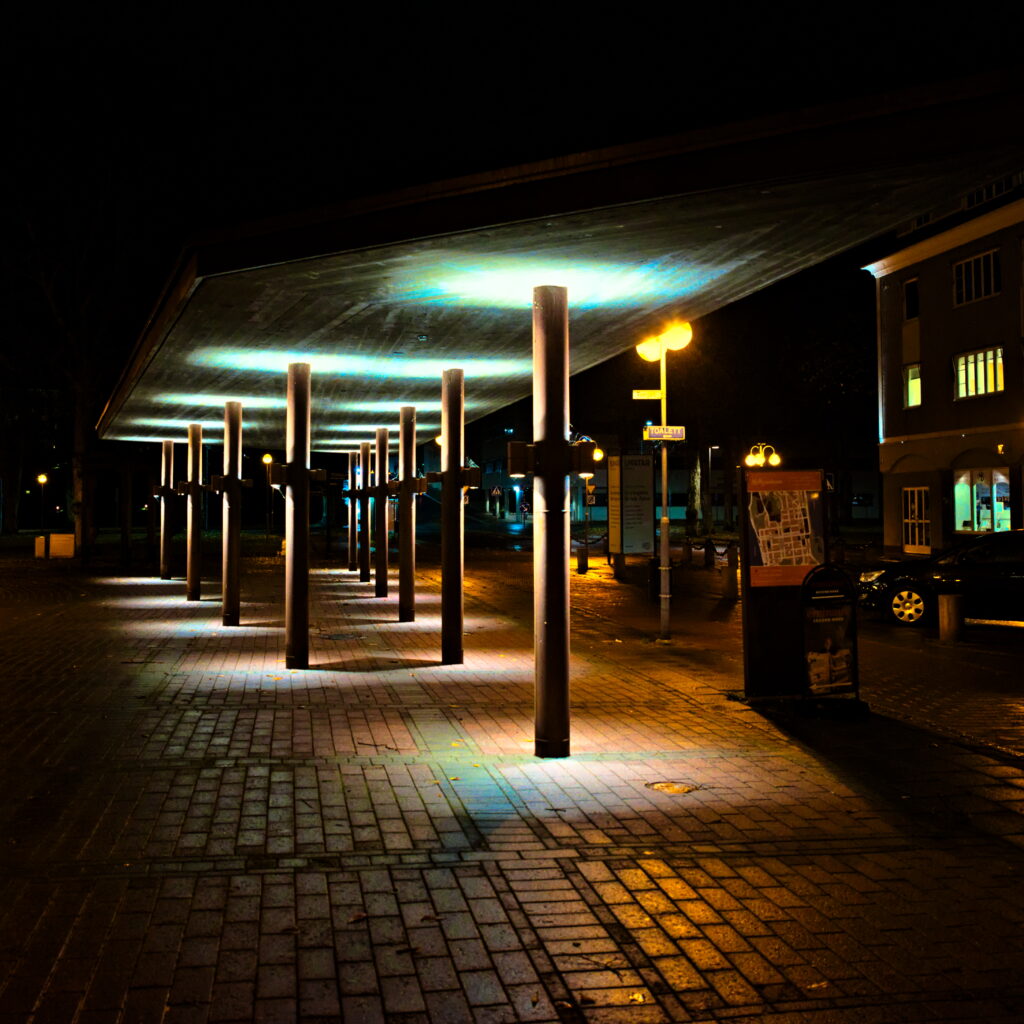 Stortorget efter en regnig dag i gatubelysning, Mariehamn, Åland.