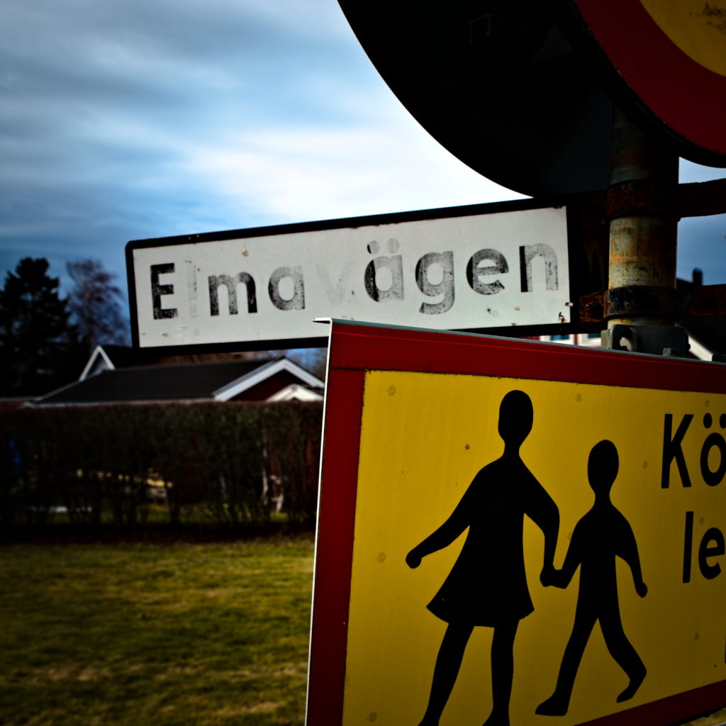 Gatunamnsskylt Elmavägen med Kör sakta för barn skylt Vansö, Foto Stefan Lomner