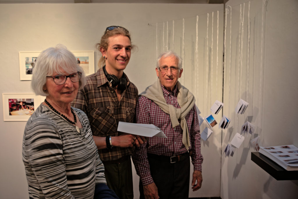Elisabeth Jansson, Mio Lomner, Thord Jansson på Galleri Kontrasts vernissage för At the very End. Avslutningsutställning för Gamleby fotoskola. 