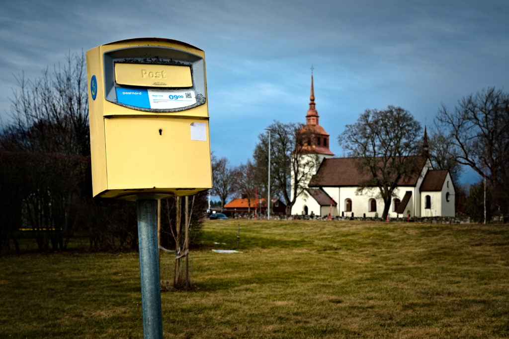 Vansö kyrka med postlåda. Foto Stefan Lomner